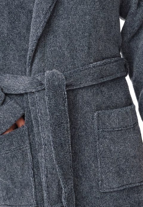 Elegancki szlafrok męski z KOŁNIERZEM wiązany w pasie HENDERSON HUG - XL Elegancki szlafrok męski z KOŁNIERZEM wiązany w pasie HENDERSON HUG - XL