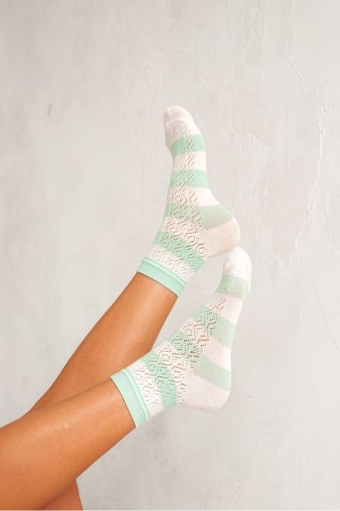 MILENA SKARPETKI DAMSKIE AŻUROWE W PASKI 0989.003