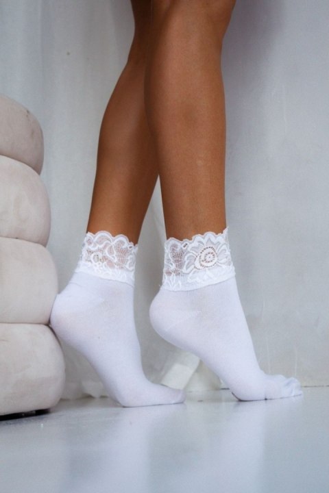 MILENA SKARPETKI DAMSKIE Z SZEROKĄ KORONKĄ 1061