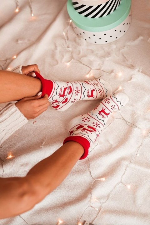 MILENA SKARPETKI DAMSKIE FROTTE BEZUCISKOWE (RENIFERY I SERCA) 0118.003