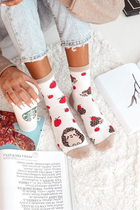 MILENA SKARPETKI DAMSKIE JEŻE I JABŁKA 0200.122